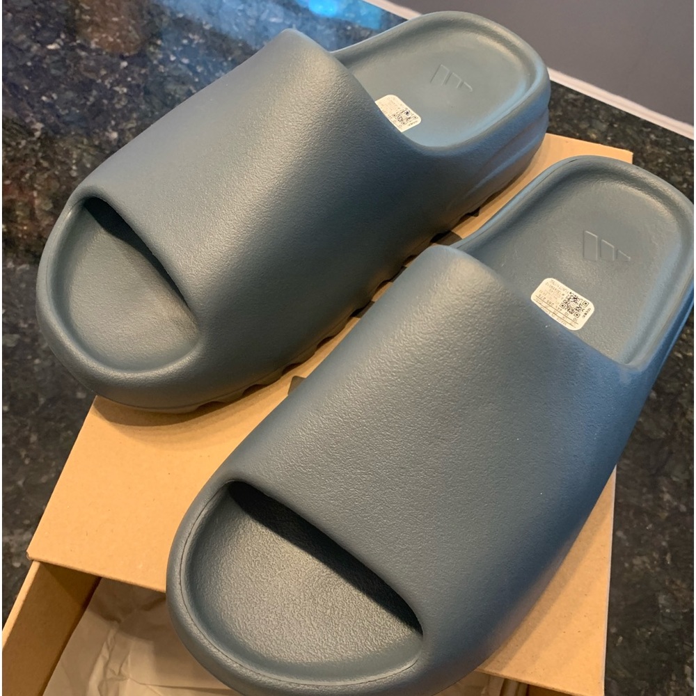 YEEZY SLIDES *BRAND NEW IN BOX*SIZE 10* COLORWAY IN SLATE MARINE*